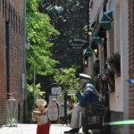 Aufsteller in einer Gasse